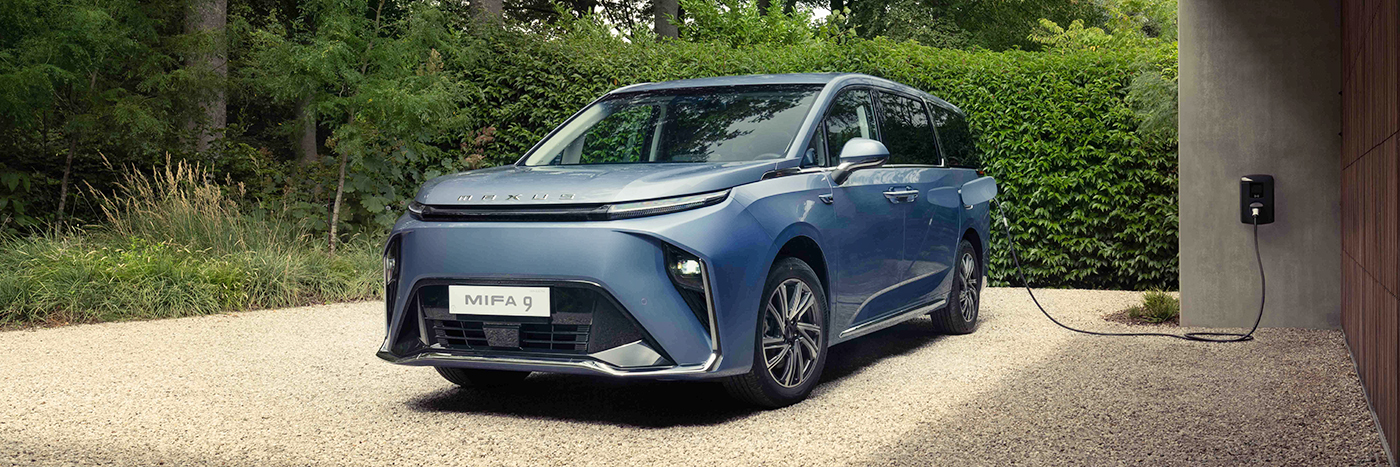 Futuristisches Elektroauto MIFA 9 in blau, geparkt in einer begrünten Umgebung mit Ladestation.